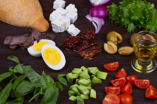 Griekse Steak salade op brood met eieren en Feta — Stockfoto