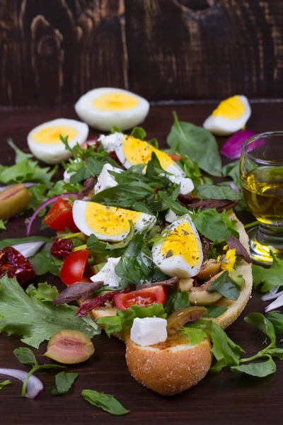 Greek Steak Salad on Bread with Eggs and Feta — Stock Photo, Image