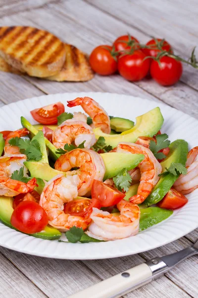 Garnelen und Avocado-Salat — Stockfoto