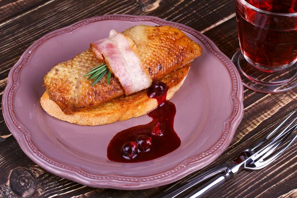 Roasted duck breast fillet with bacon, black currant and wine sauce — Stock Photo, Image