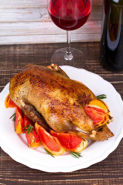Duck with grapefruits — Stock Photo, Image
