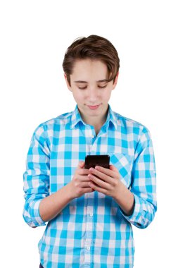 Genç beyaz izole telefonundaki mesaj yazarak