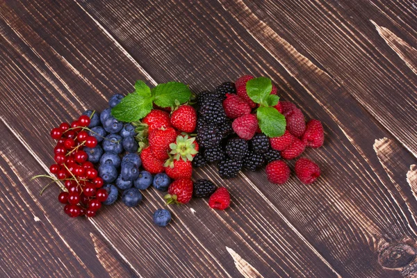 Strawberries, blueberries, blackberries, raspberries and currant — Stock Photo, Image
