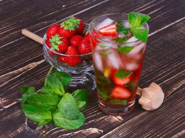 Çilek mojito ahşap arka plan üzerinde kokteyl