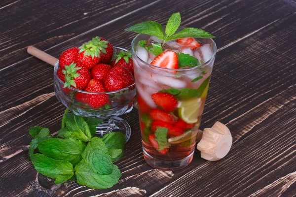 Strawberry mojito cocktail på trä bakgrund — Stockfoto