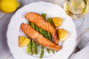 Broiled Salmon ve kuşkonmaz