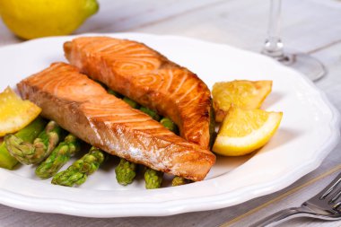 Broiled Salmon ve kuşkonmaz