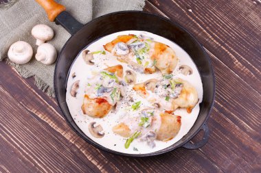 Tavada kızarmış tavuk göğsü, mantar ve Yeşiller