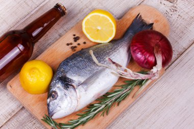 bir kesme tahtası üzerinde taze dorado