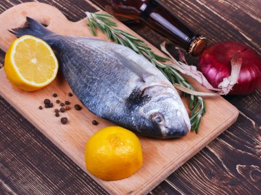 bir kesme tahtası üzerinde taze dorado