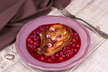 Kızılcık ve şarap soslu kızarmış domuz pirzolası