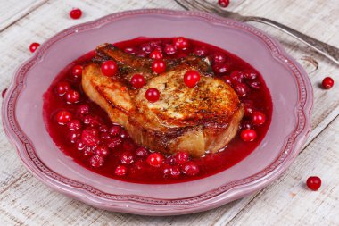 Kızılcık ve şarap soslu kızarmış domuz pirzolası