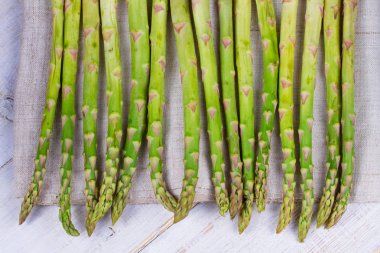 Ahşap arka planda kuşkonmaz