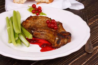 Kızarmış domuz pirzolası Frenk üzümü sos ve kereviz ile