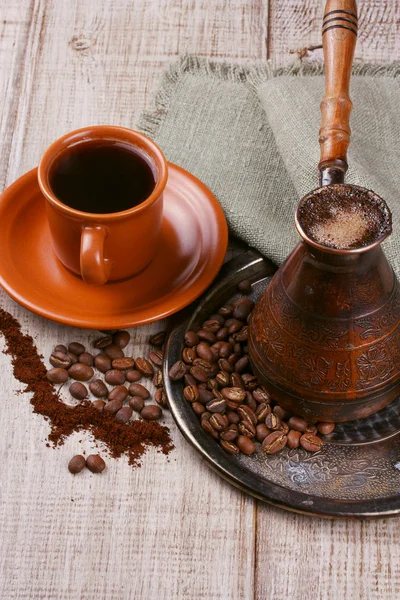 Moedor de café, turk e xícara de café em fundo de madeira — Fotografia de Stock