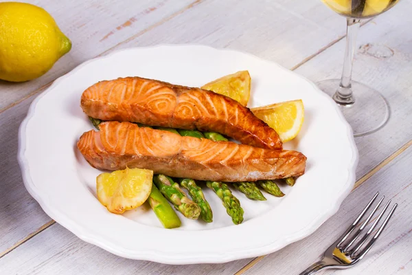 Gegrillter Lachs und Spargel — Stockfoto