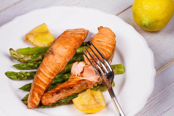 Salmão grelhado e espargos — Fotografia de Stock