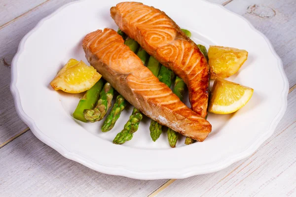 Gebraden zalm en asperges — Stockfoto