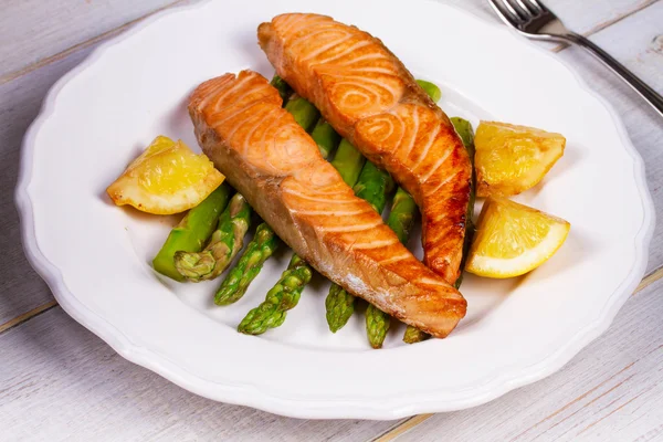 Gebraden zalm en asperges — Stockfoto