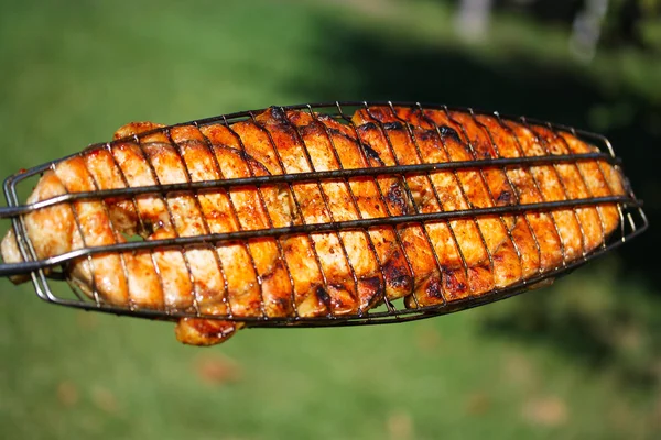 Salmão grelhado e espargos — Fotografia de Stock