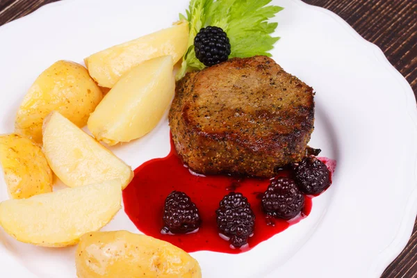 Grilled beef steak with blackberry sauce — Stock Photo, Image