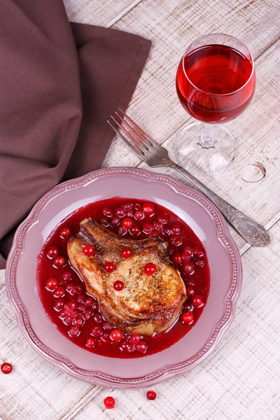 Chuleta de cerdo frito con salsa de arándanos y vino —  Fotos de Stock