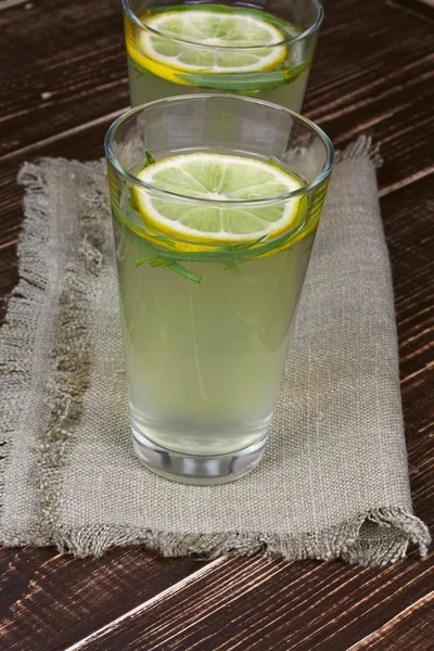 Lemonad med citron och Dragon på trä bakgrund — Stockfoto