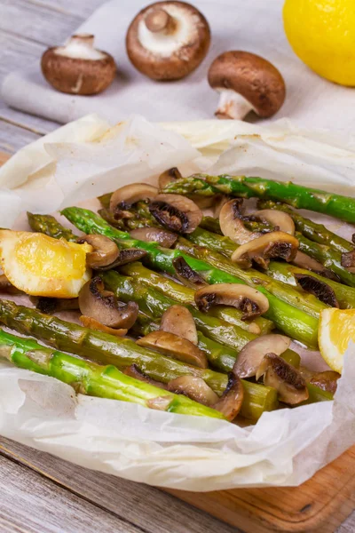 Asparagus and Mushrooms in Parchment — Stock Photo, Image