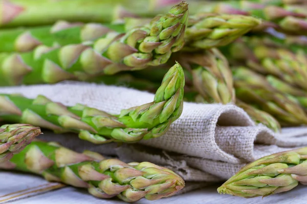 Asparagus on wooden background — Stock Photo, Image