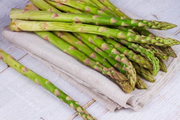 Asparagus on wooden background — Stock Photo, Image