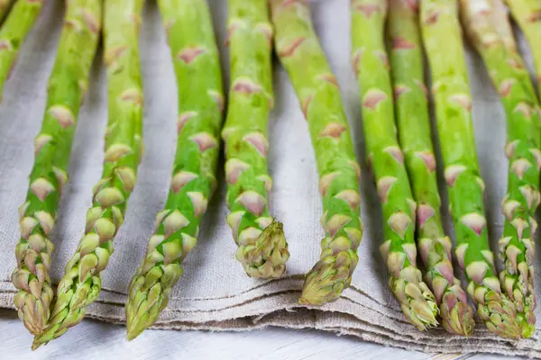 Asparagus on wooden background — Stock Photo, Image