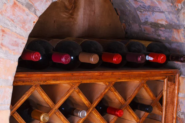 Botellas de vino almacenadas en estantes — Foto de Stock