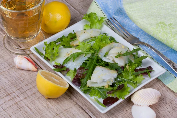 Pescado blanco, bacalao con ensalada —  Fotos de Stock