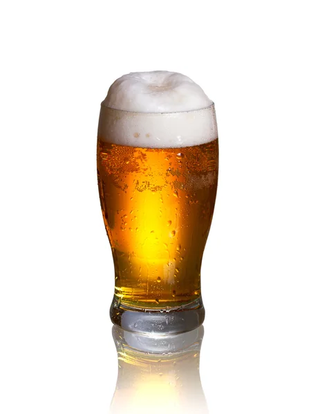 Beyaz arka planda izole edilmiş bir bardak bira. — Stok fotoğraf
