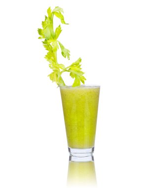 Taze salatalık, armut ve kereviz suyu. Beyaz arka plan üzerinde izole