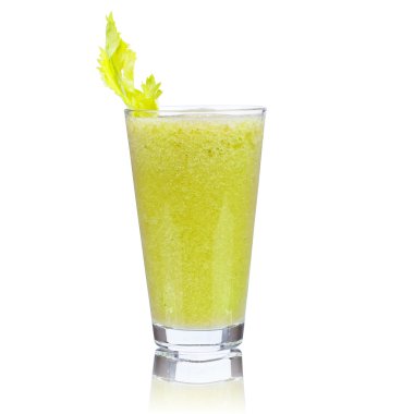 Taze salatalık, armut ve kereviz suyu. Beyaz arka plan üzerinde izole