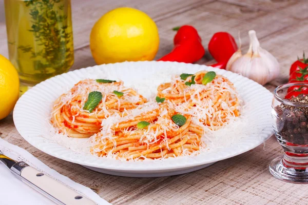 Pasta with tomato sauce, parmesan cheese and mint — Stock Photo, Image