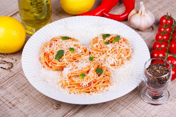 Pasta with tomato sauce, parmesan cheese and mint — Stock Photo, Image