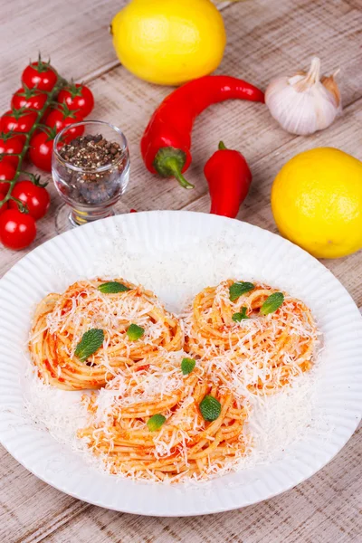 Pasta with tomato sauce, parmesan cheese and mint — Stock Photo, Image