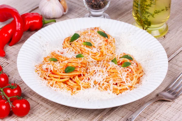 Pasta with tomato sauce, parmesan cheese and mint — Stock Photo, Image