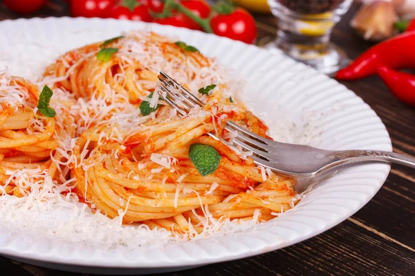 Pasta tomaattikastikkeella, parmesaanijuustolla ja mintulla — kuvapankkivalokuva