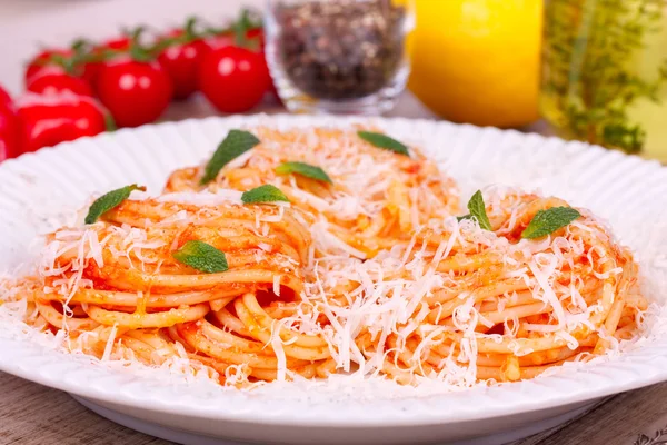 Pasta with tomato sauce, parmesan cheese and mint — Stock Photo, Image