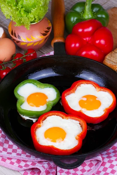 Fried eggs in peppers — Stock Photo, Image