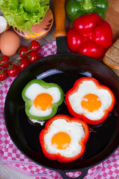 Huevos fritos en pimientos — Foto de Stock