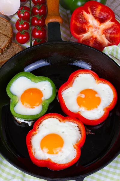 Жареные яйца в перце — стоковое фото