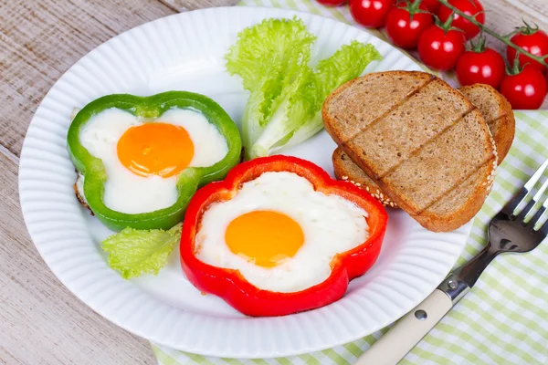 Huevos fritos en pimientos — Foto de Stock