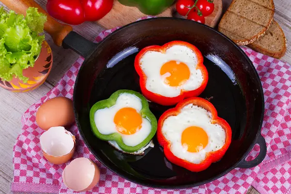 Spiegeleier in Paprika — Stockfoto