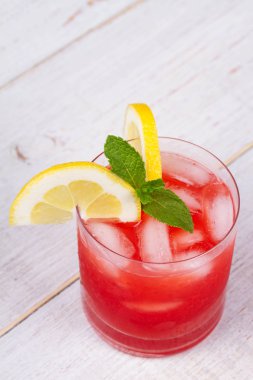 Campari ve vermut kokteyl