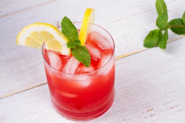 Campari ve vermut kokteyl