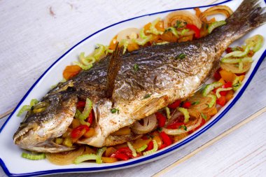 Sebze - doldurulmuş balık